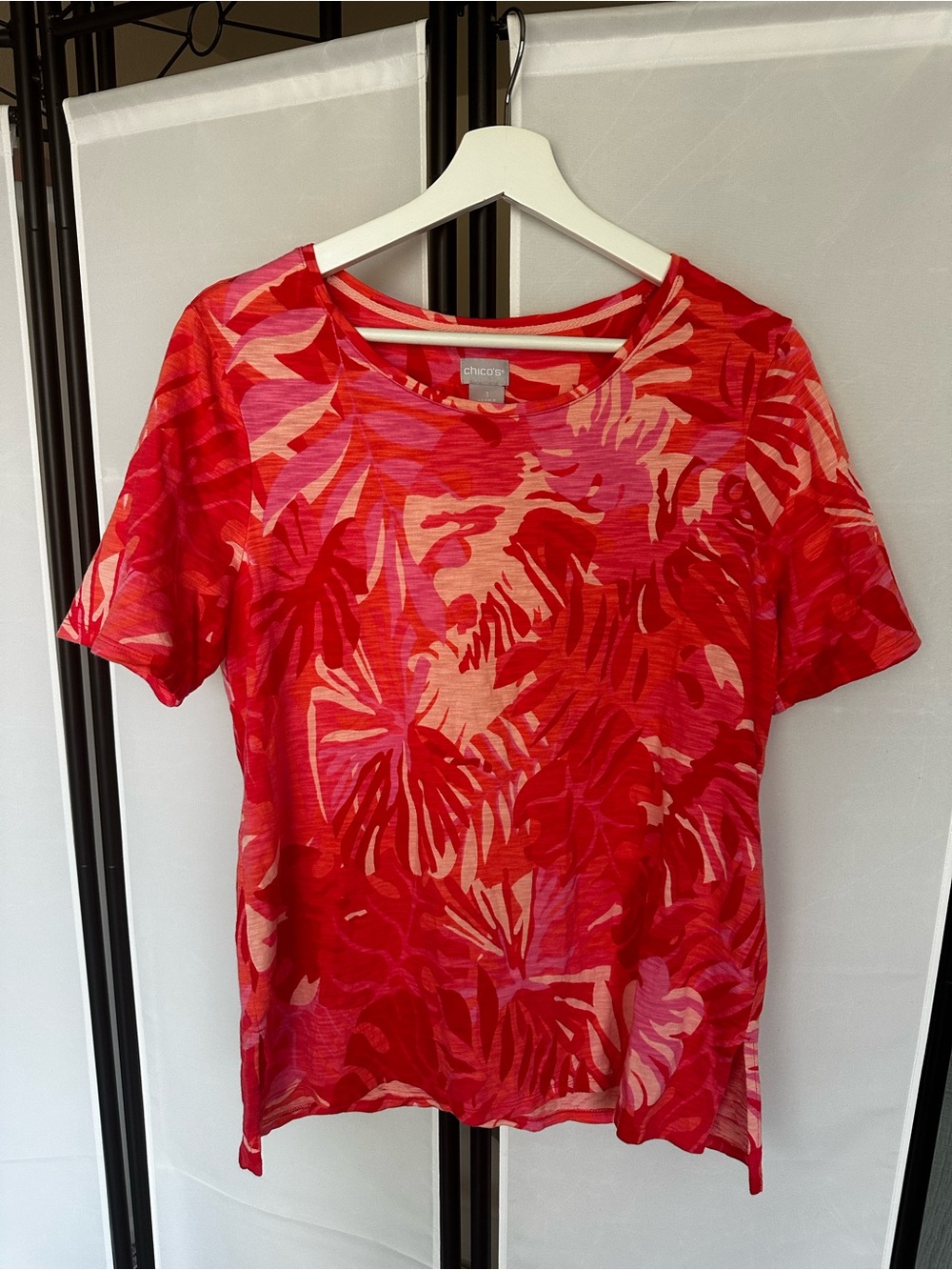 Chico's Red & Pink Tropical Leaf Short Sleeve Tee